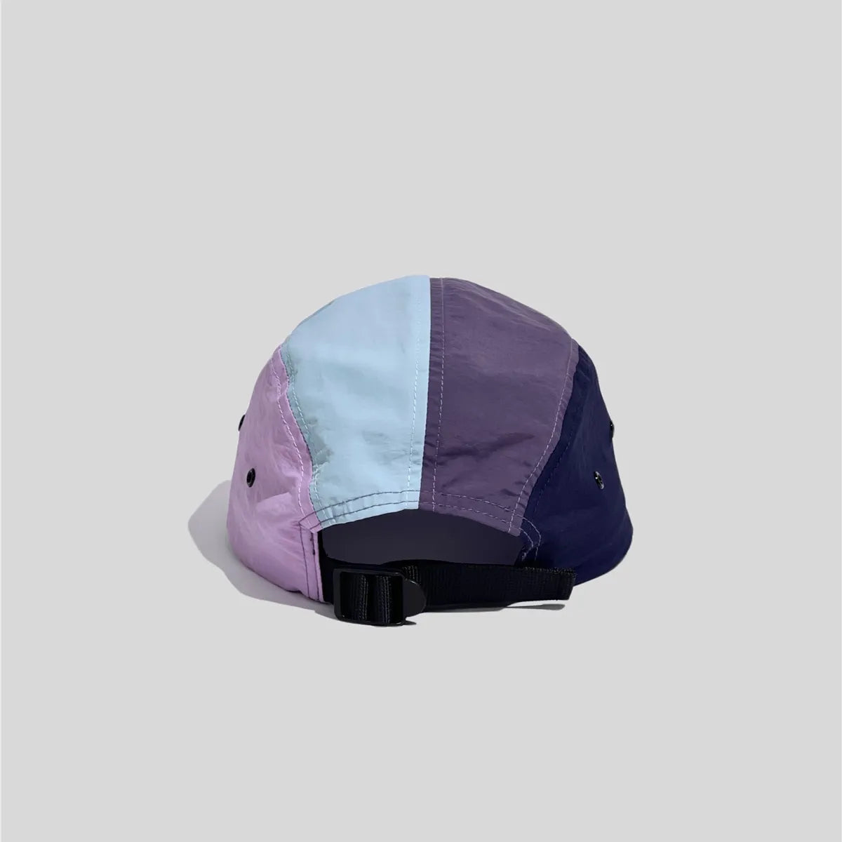 Adjustable 5-panel cap in pastel colours, rear view with an open back, panel seams and black webbing buckle