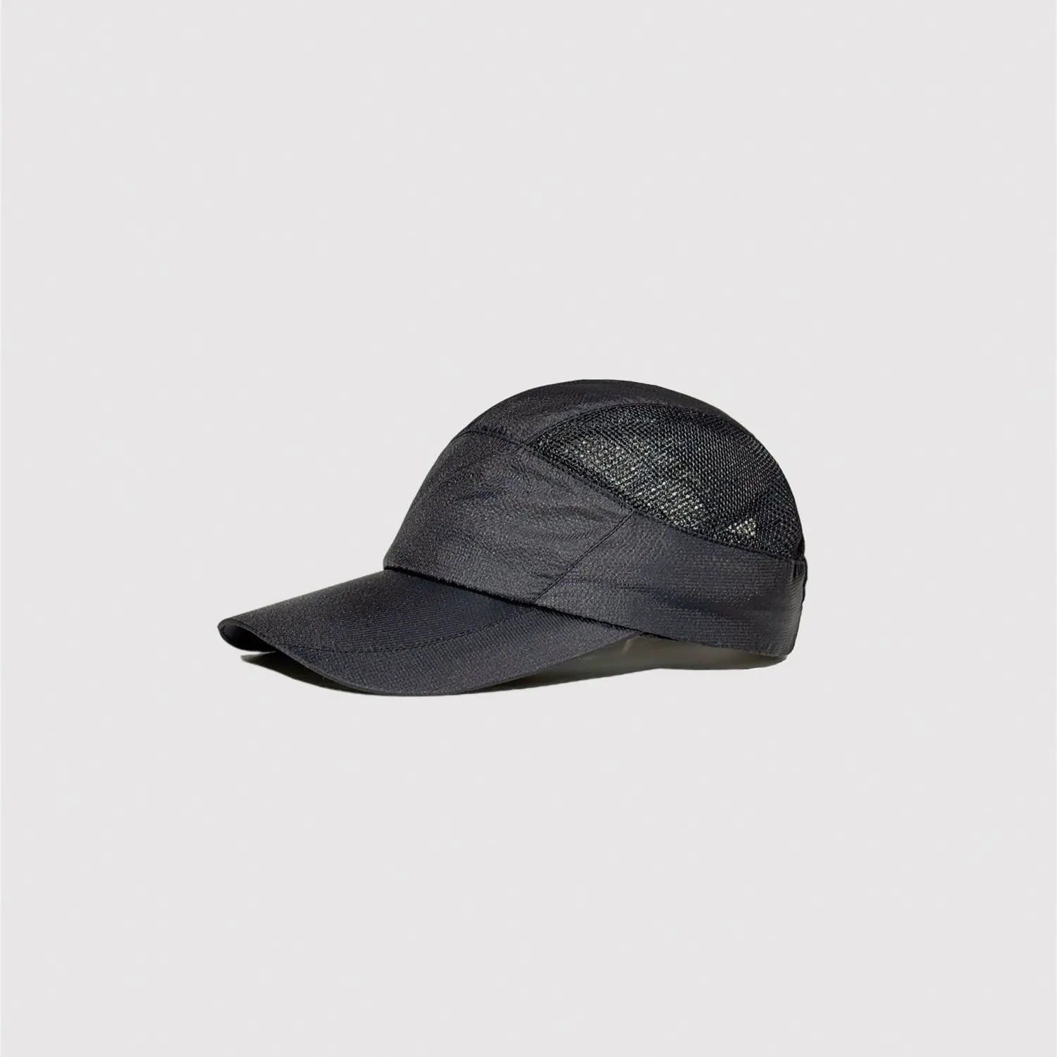 Adjustable running cap with rear strap closure for a comfortable personalised fit
