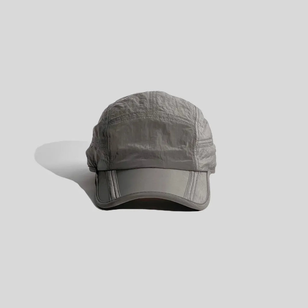 Quick-dry 5-panel cap in light grey, front view showing the low crown, crinkled finish and curved peak