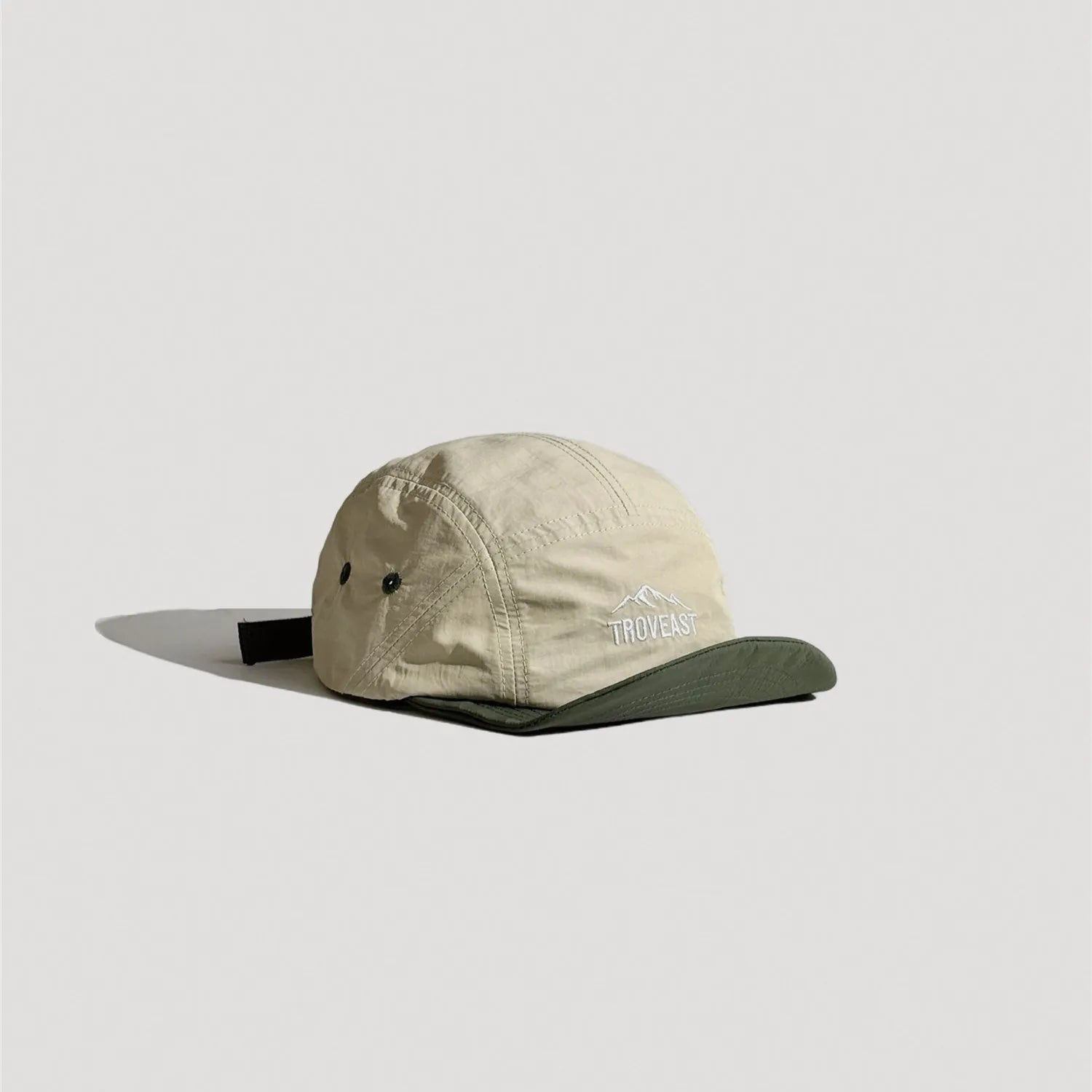 Unisex nylon travel cap with minimal design and adjustable outdoor fit